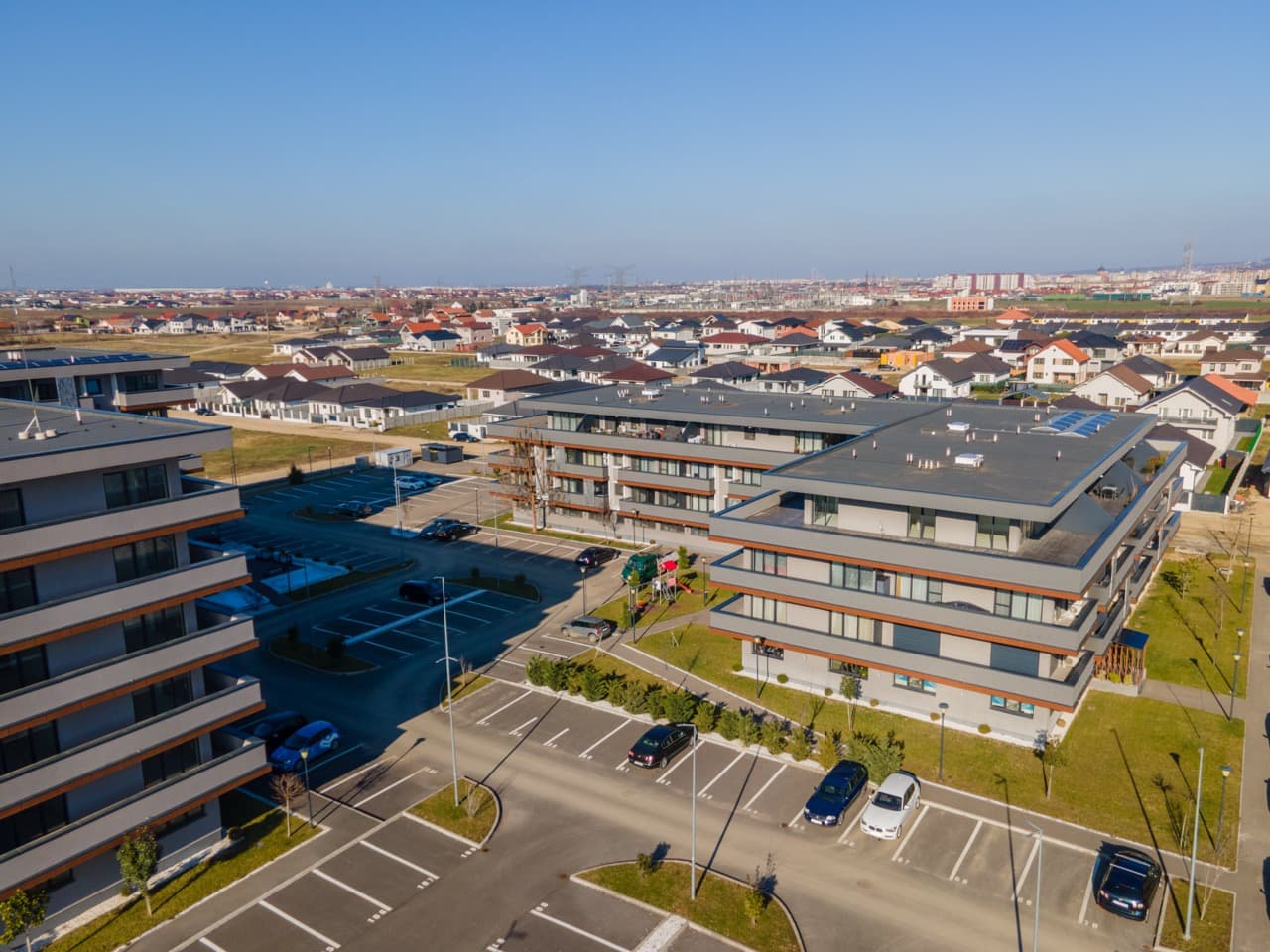 Milano 5 by Vannisis: Primul ansamblu rezidențial care montează panouri fotovoltaice pe blocuri